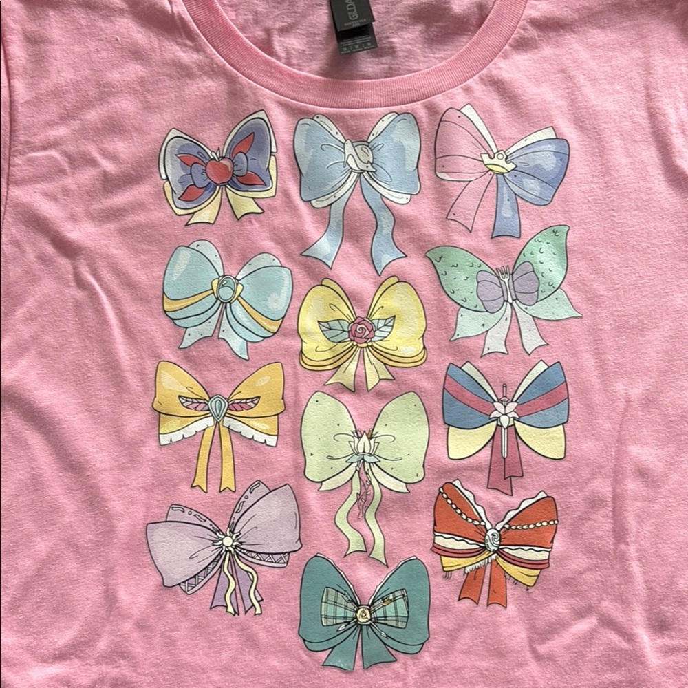 Gildan Pink Graphic T-Shirt with Short Sleeves